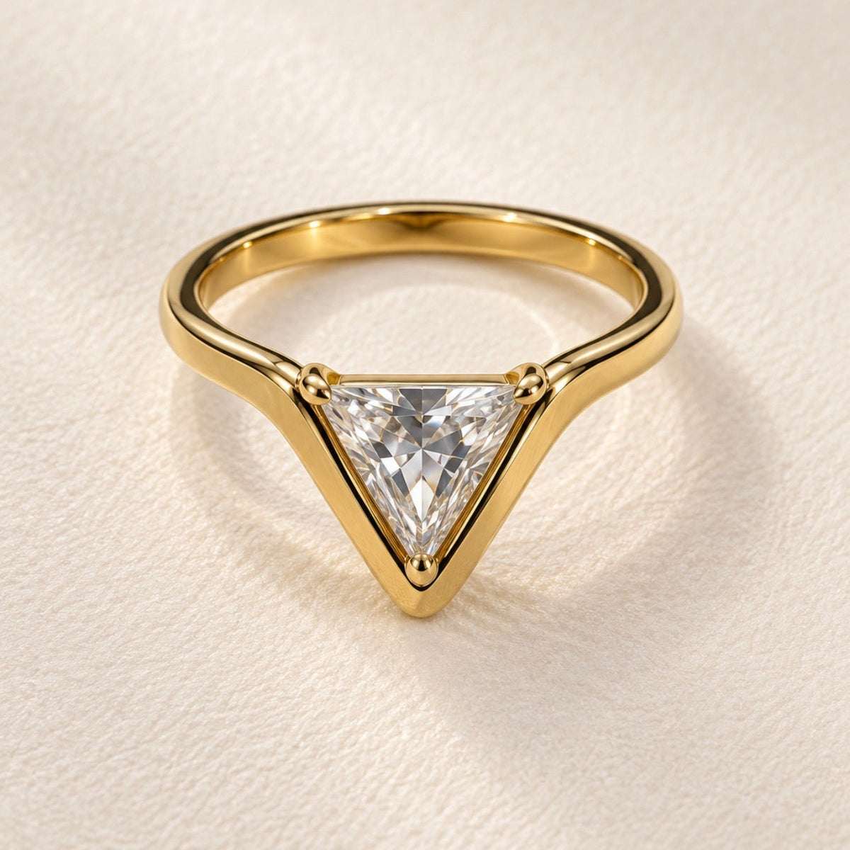 Bague dorée ornée d’une grande pierre triangulaire transparente