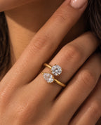 Anillo dorado abierto con dos piedras transparentes puesto