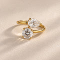 Anillo dorado abierto con piedras redonda y en forma de gota