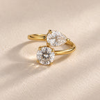 Anillo dorado abierto con piedras redonda y en forma de gota