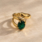 Bague dorée sculptée avec grande pierre ovale verte