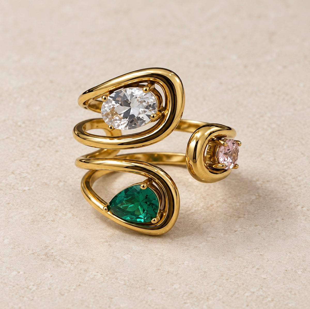 Bague dorée sculptée avec pierres verte rose et transparente