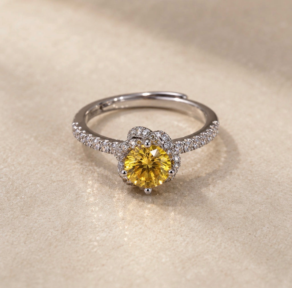 Bague Tefnout en argent 925, nano saphir jaune rond entouré de motifs entrelacés ornés de cristaux.