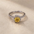 Bague Tefnout en argent 925, nano saphir jaune rond entouré de motifs entrelacés ornés de cristaux.