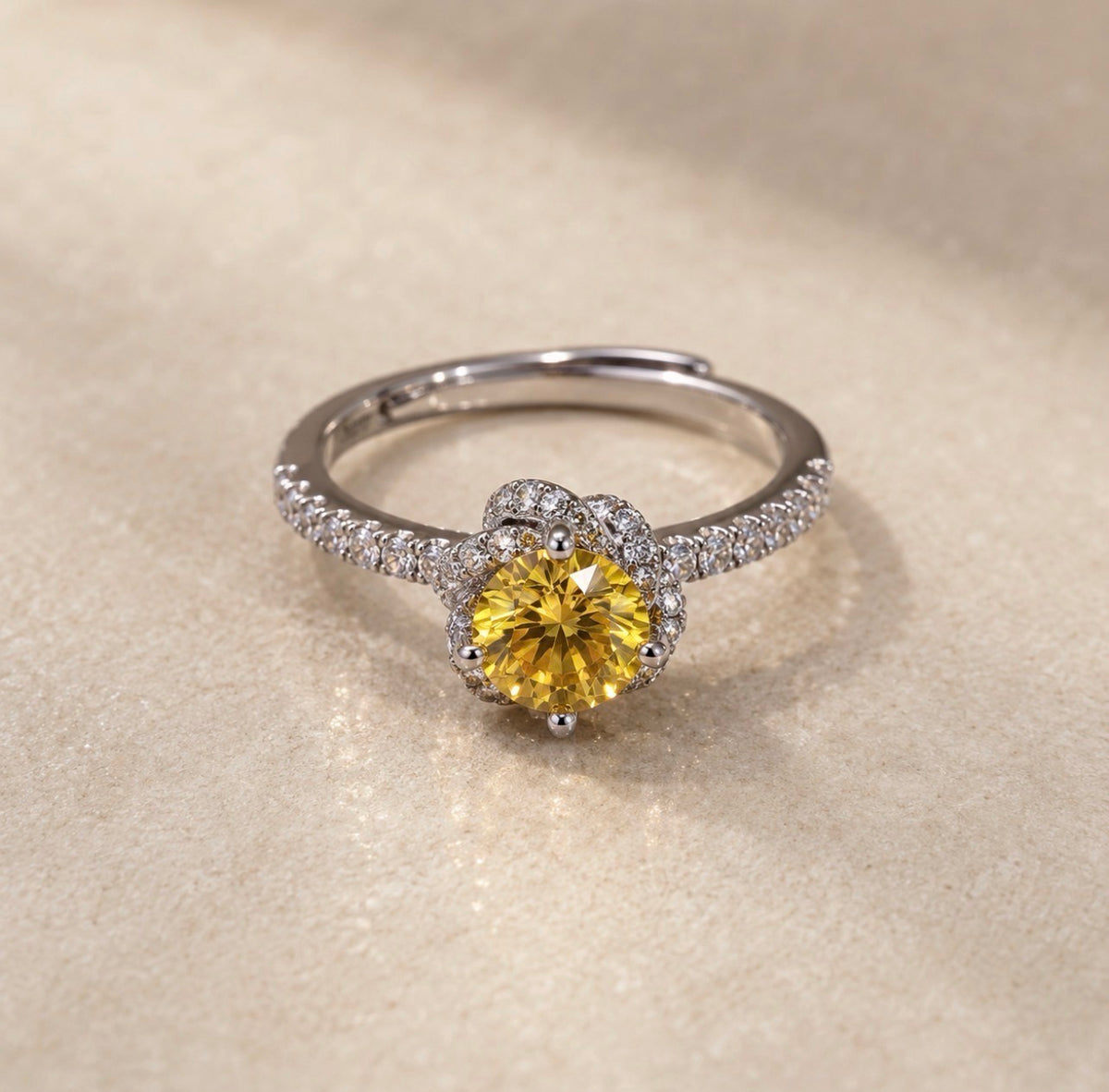 Bague Tefnout en argent 925, nano saphir jaune rond entouré de motifs entrelacés ornés de cristaux.