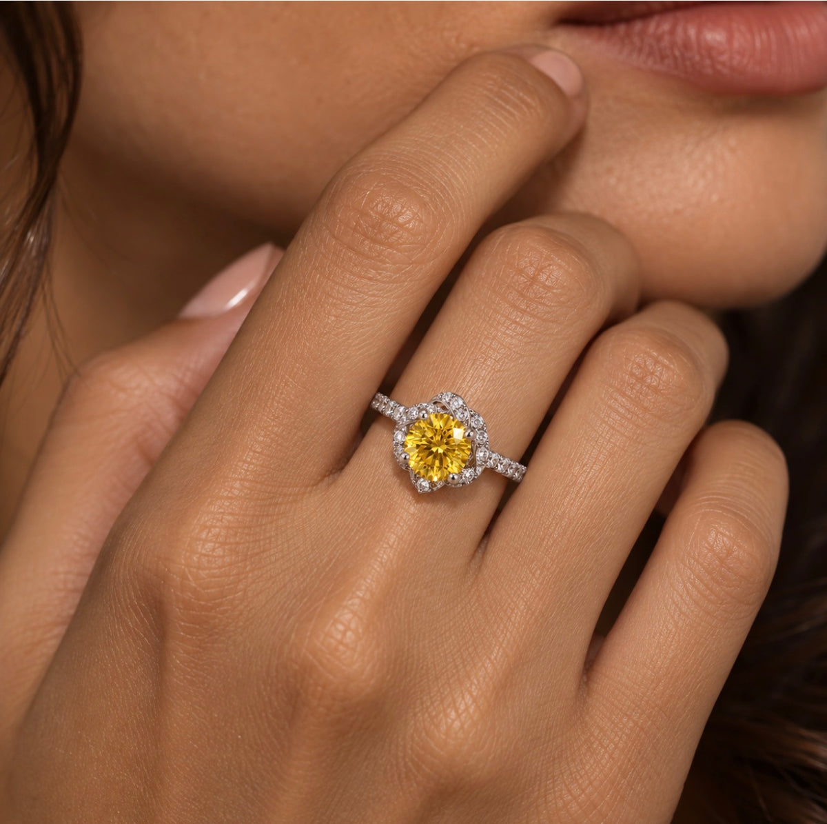 Bague Tefnout portée à la main, nano saphir jaune rond et cristaux sur une monture en argent 925.