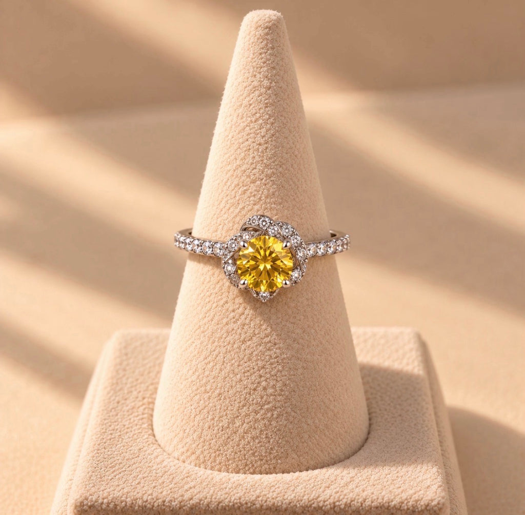 Bague Tefnout sur un présentoir beige, en argent 925 avec nano saphir jaune central et anneau orné de cristaux.