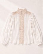 Blouse blanche à empiècements de dentelle présentée seule