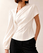 Blouse blanche asymétrique avec manche longue bouffante