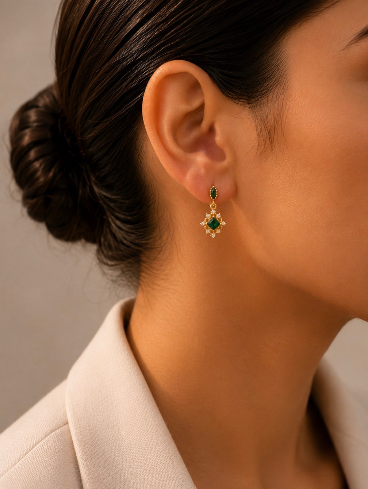 Boucle verte pendante portée avec chemisier blanc