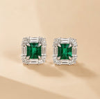 Par de pendientes Merytamon de plata 925, con nanoesmeraldas rectangulares y borde luminoso.