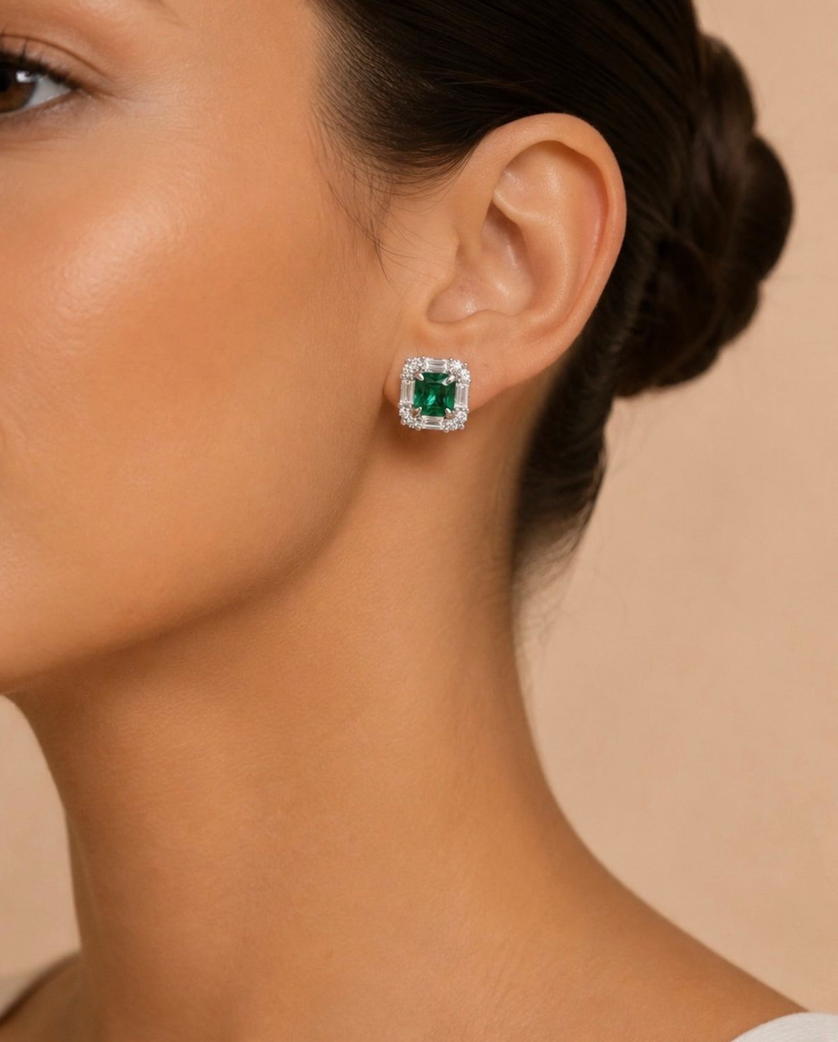 Boucle d’oreille Merytamon en argent 925 et nano émeraude portée au lobe.