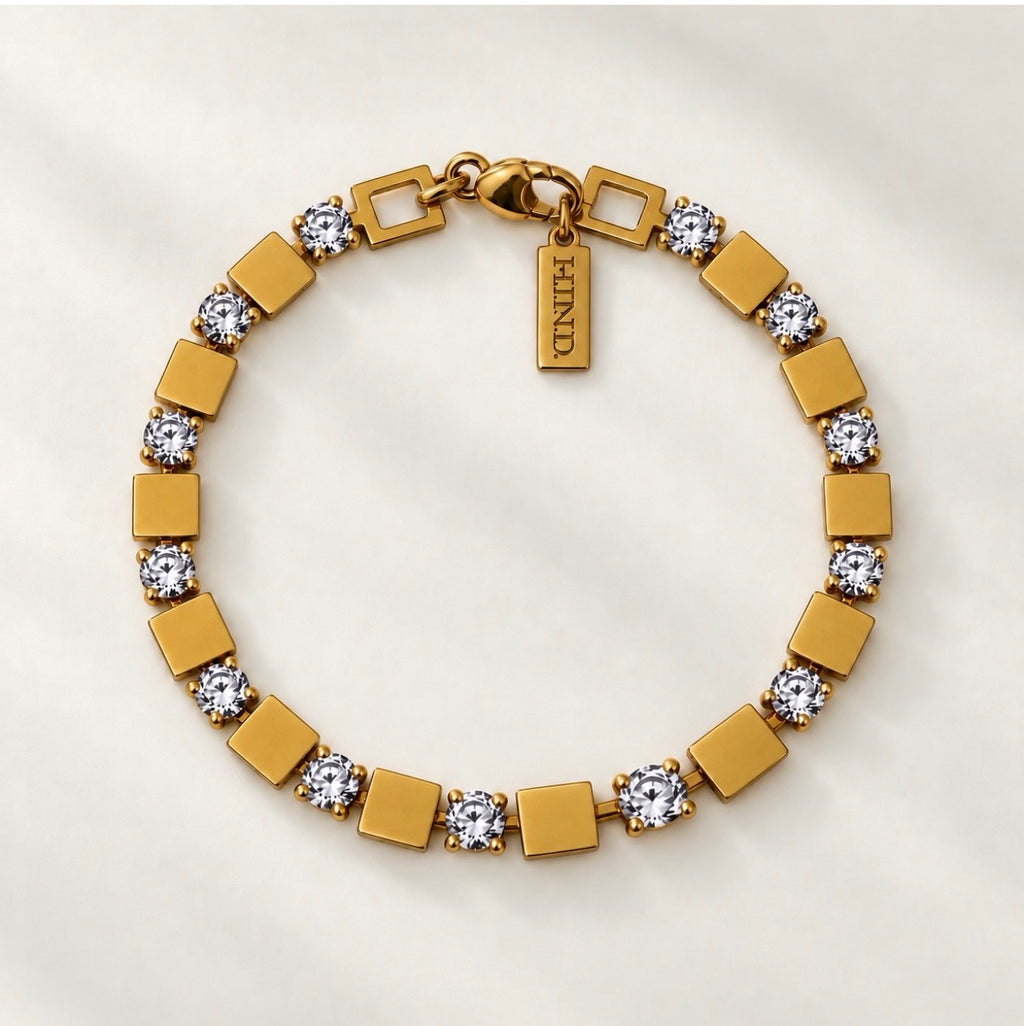 Bracelet à carrés dorés et pierres transparentes sur tissu