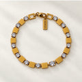 Bracelet à carrés dorés et pierres transparentes sur tissu