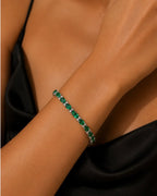 Bracelet argenté à pierres vertes porté au poignet