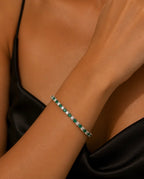 Bracelet argenté aux pierres vertes et claires porté