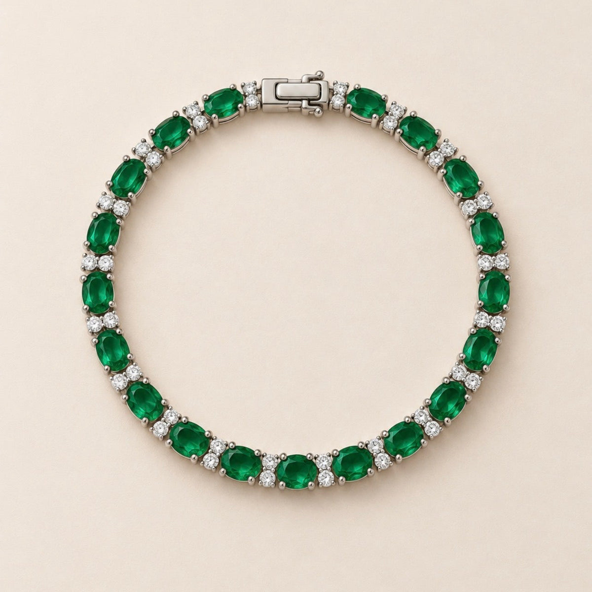 Bracelet argenté entièrement serti de pierres ovales vertes