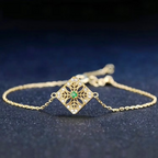 Pulsera dorada con motivo cuadrado calado sobre fondo azul