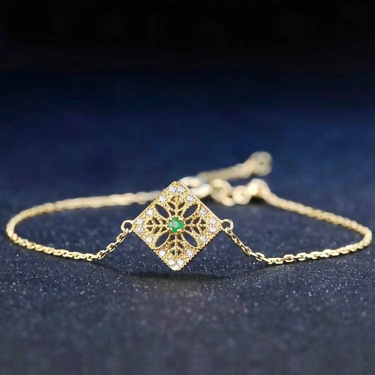 Bracelet doré à motif carré ajouré sur fond bleu