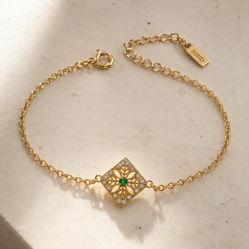 Pulsera fina dorada con colgante cuadrado y piedra verde