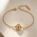 Pulsera fina dorada con colgante cuadrado y piedra verde