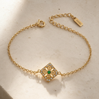 Pulsera fina dorada con colgante cuadrado y piedra verde