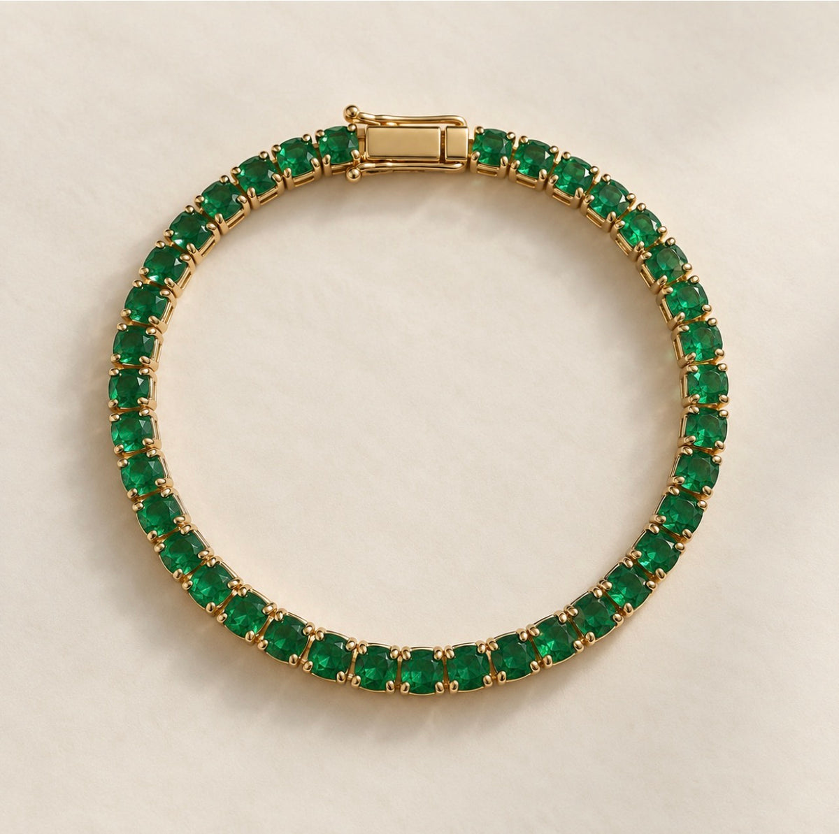 Bracelet doré serti de petites pierres vertes rondes