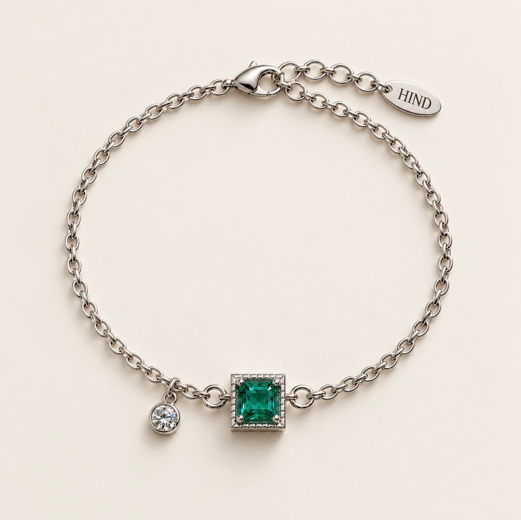 Bracelet Mérytamon en argent 925 avec nano émeraude carrée, pampille ronde et médaillon HIND.