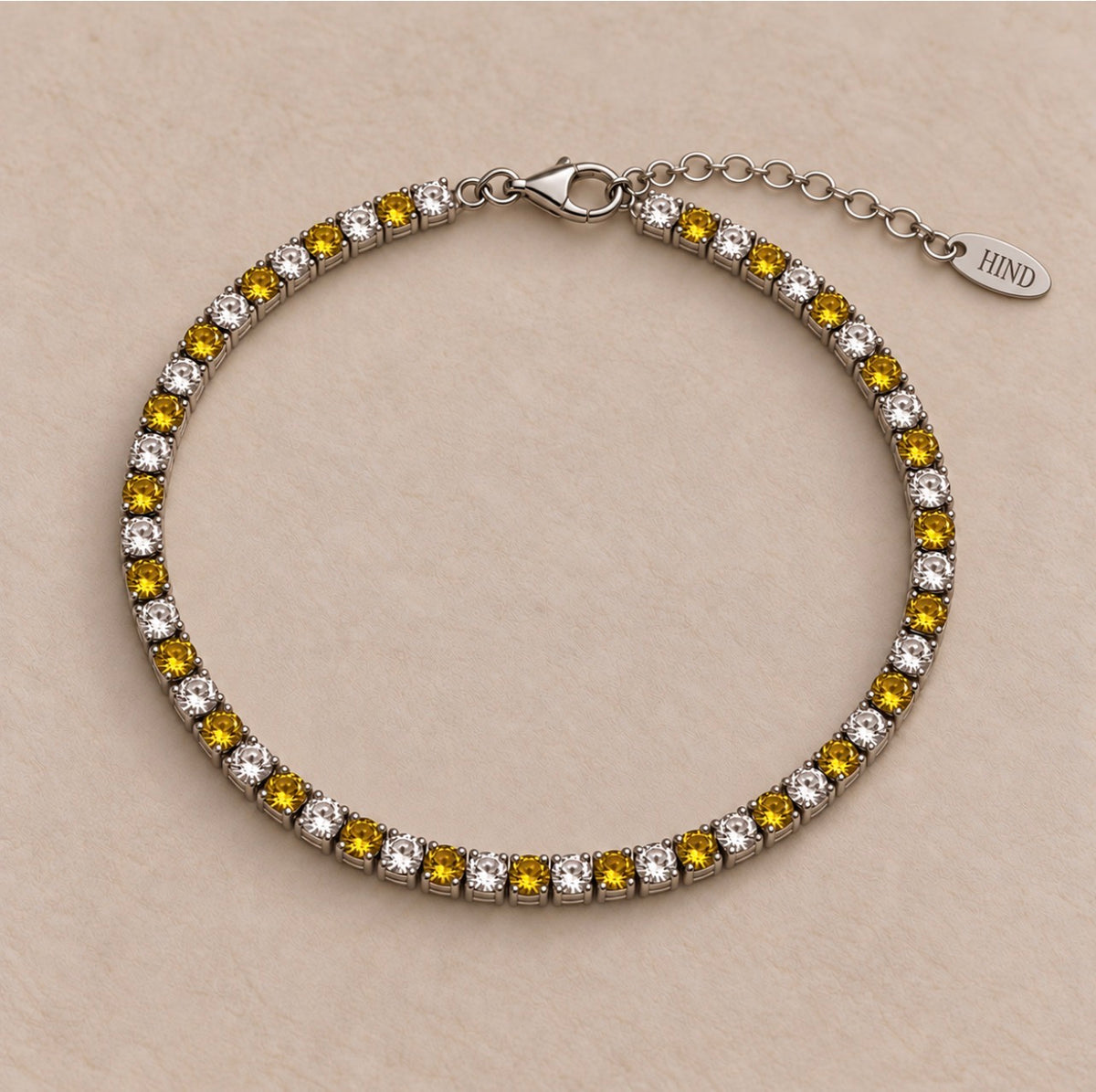 Bracelet Montou en argent 925, alternance de cristaux et de nano saphirs jaunes, avec fermoir et chaînette de réglage.