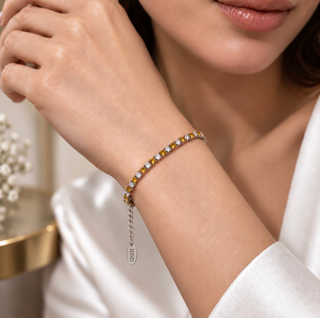 Bracelet Montou porté au poignet, en argent 925 avec cristaux et nano saphirs jaunes.