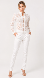 Chemise Alésia
Élégante et raffinée, la Chemise Alésia célèbre le savoir-faire parisien à travers une dentelle florale délicate et une silhouette féminine parfaitement structurée. Confectionnée à Paris, cette création allie légèreté, confort et sophistication pour accompagner chaque instant avec grâce.

Son col officier, ses finitions délicates et sa fermeture à brides inspirée de l’élégance couture lui confèrent une allure singulière et intemporelle. Une pièce d’exception qui sublime aussi bien un pantalon