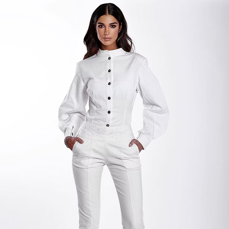 Chemisier blanc brodé porté avec un pantalon assorti