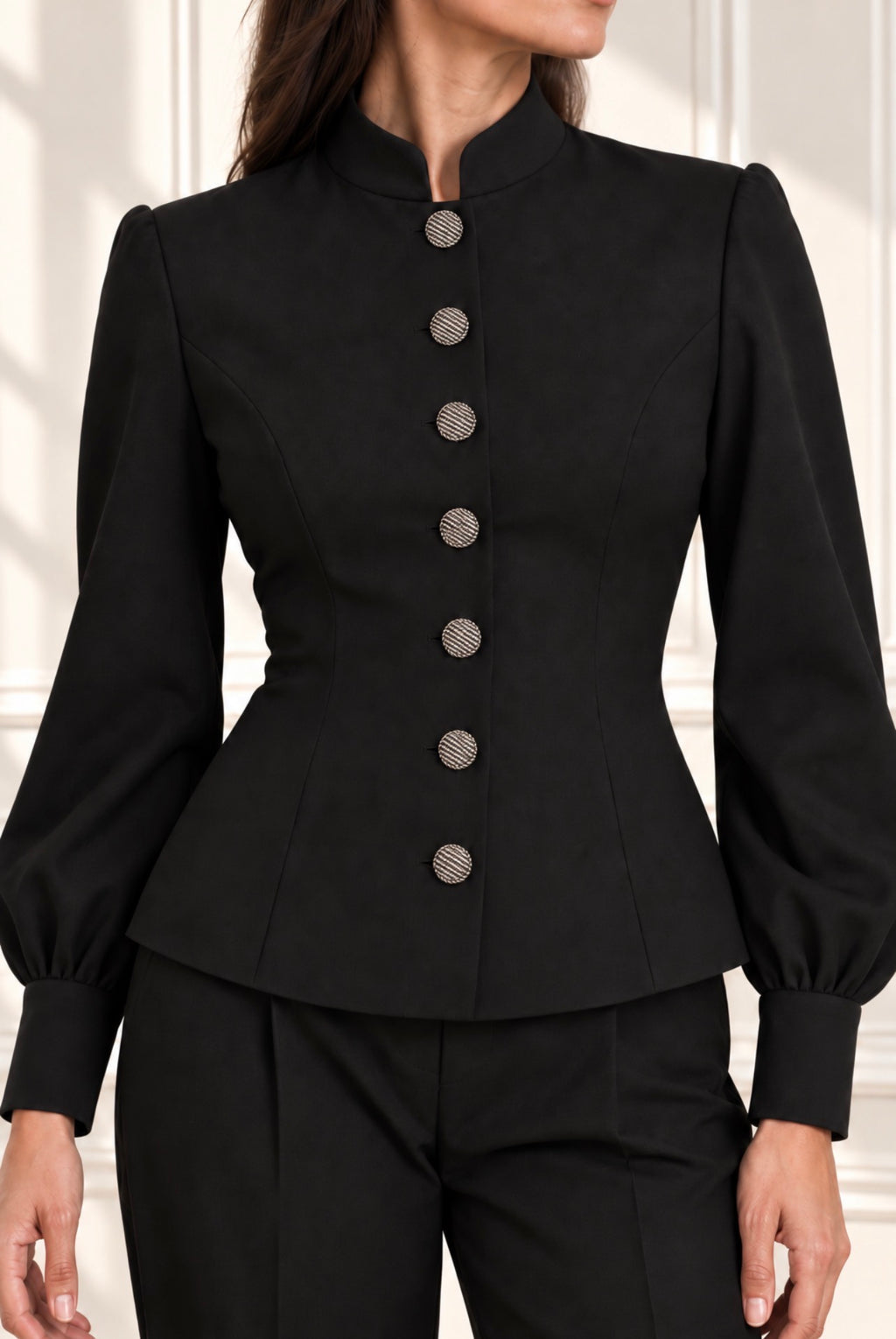 Blusa negra estructurada con botones plateados puesta