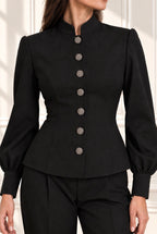 Blusa negra estructurada con botones plateados puesta