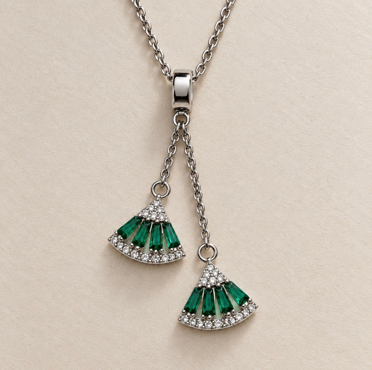 Détail des deux pendentifs en éventail du Collier Anat Argenté, aux accents vert nano émeraude.