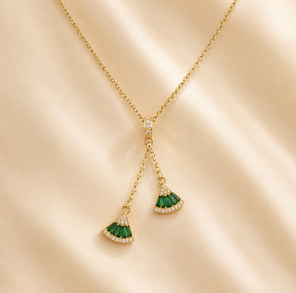 Collier doré à deux éventails verts sur satin