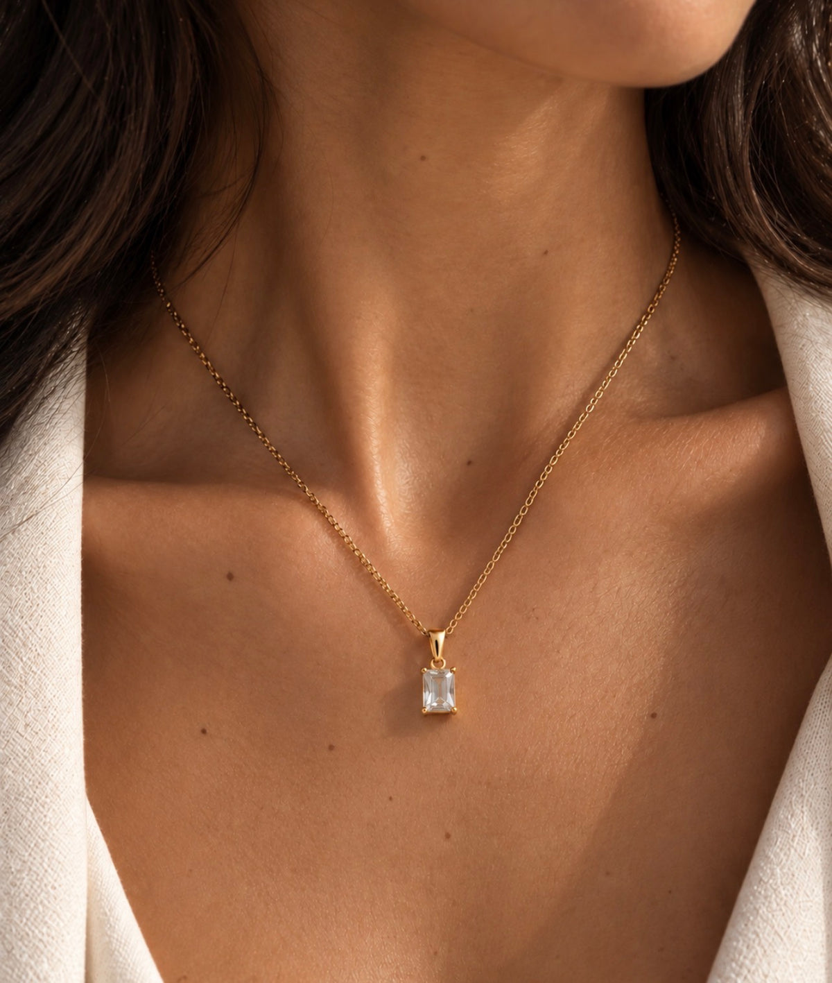 Collier doré à pendentif transparent rectangulaire porté