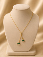 Collier doré à pendentifs éventail sur buste beige