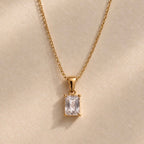 Collar fino dorado con colgante rectangular transparente