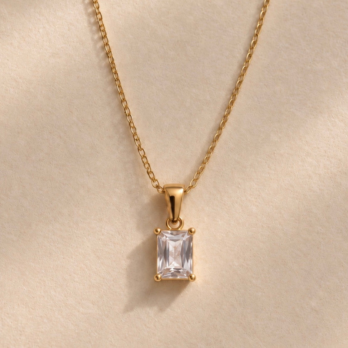 Collier doré fin avec pendentif rectangulaire transparent