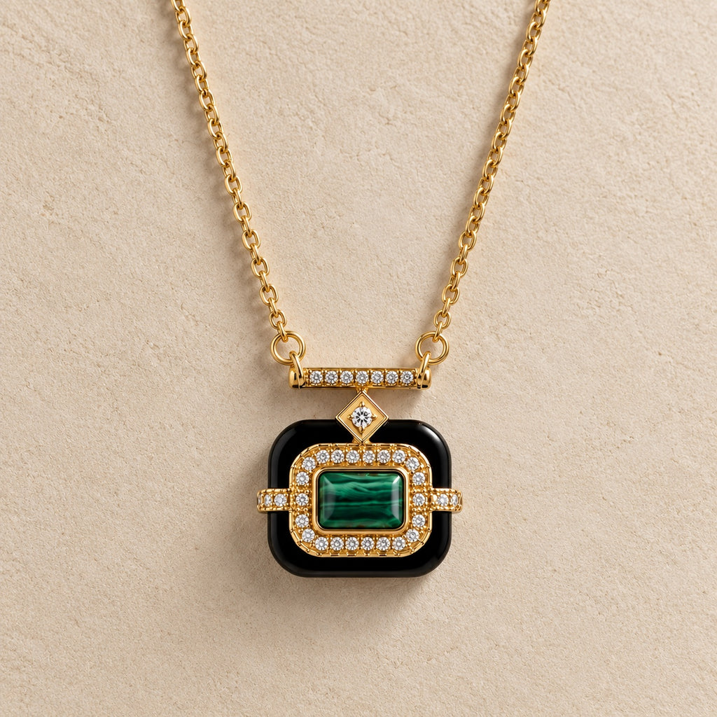 Détail du pendentif ISIS : centre vert, contour noir et entourage scintillant aux finitions dorées.