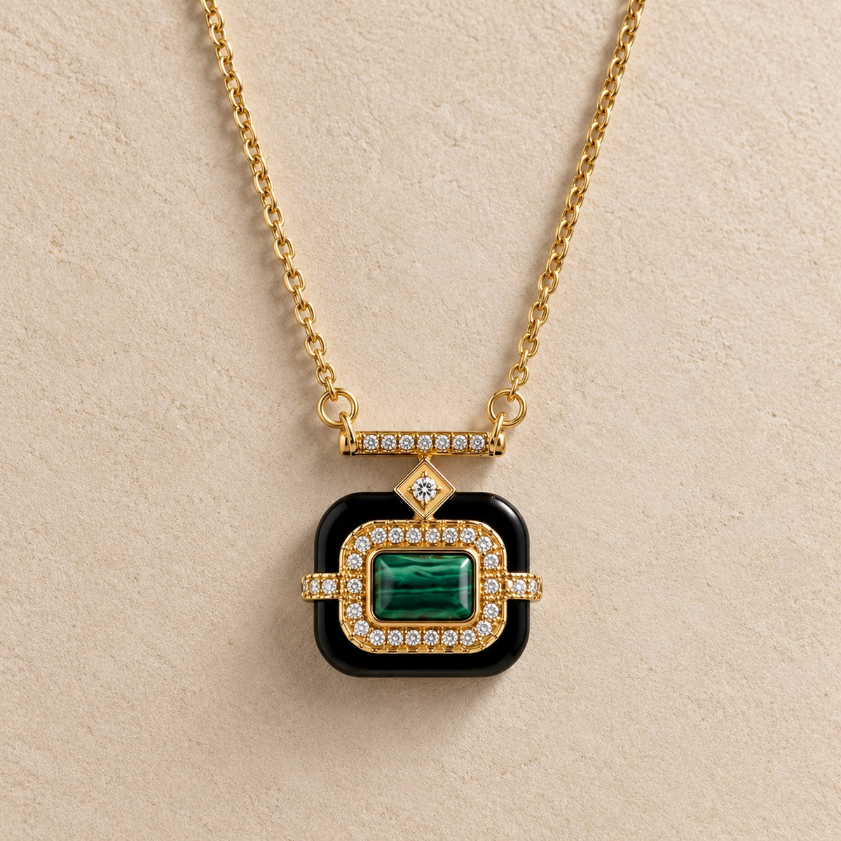 Détail du pendentif ISIS : centre vert, contour noir et entourage scintillant aux finitions dorées.