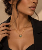 Collier ISIS de la Maison Hind Kroussa Paris porté avec une veste noire.