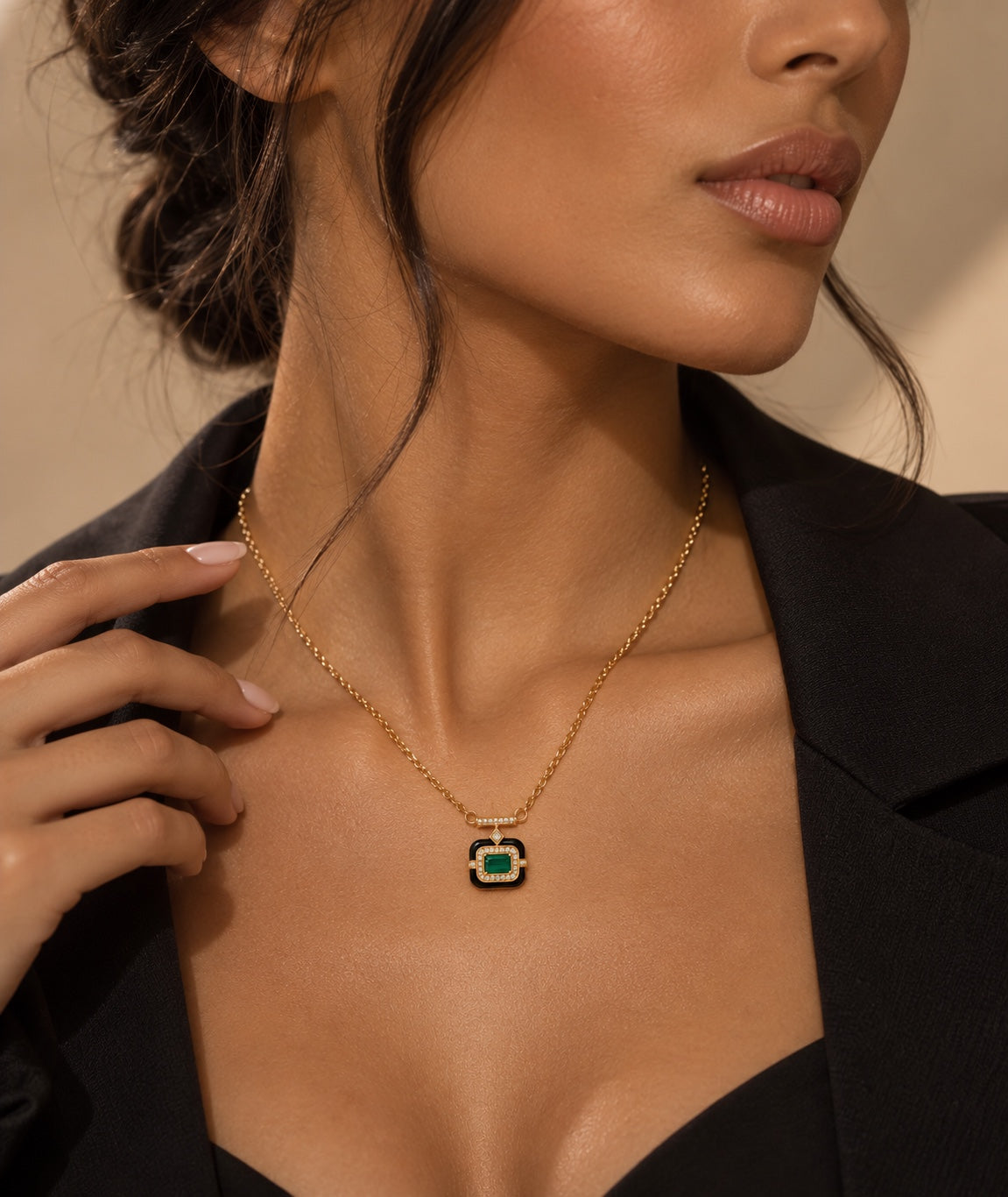 Collier ISIS de la Maison Hind Kroussa Paris porté avec une veste noire.