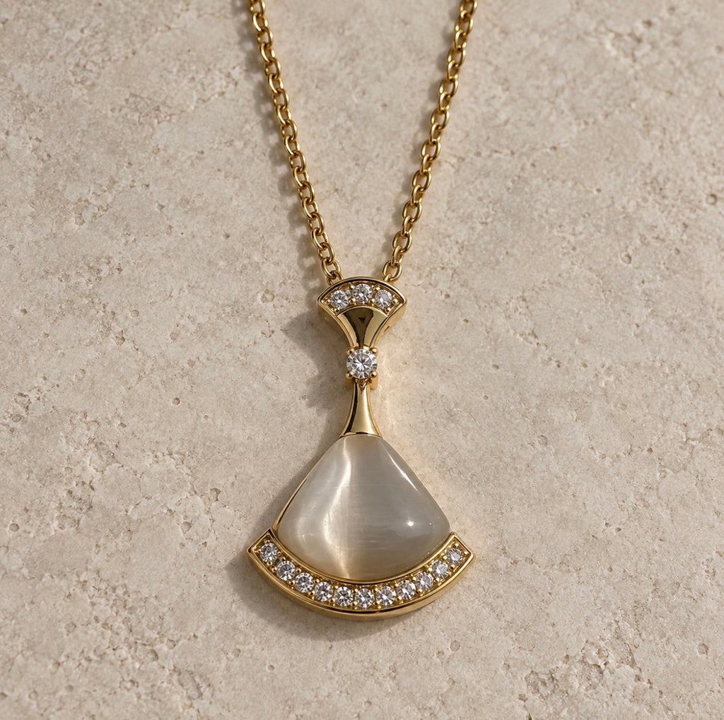Détail du pendentif du collier Knut : résine en forme d’éventail, bordure de cristaux et monture dorée à l’or 18 carats.