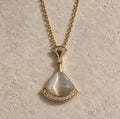 Détail du pendentif du collier Knut : résine en forme d’éventail, bordure de cristaux et monture dorée à l’or 18 carats.