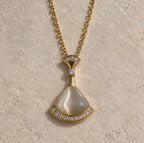 Détail du pendentif du collier Knut : résine en forme d’éventail, bordure de cristaux et monture dorée à l’or 18 carats.
