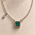 Détail du pendentif carré vert et de la petite pampille ronde du collier Mérytamon en argent 925.