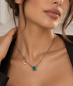 Collier Mérytamon porté, avec son pendentif carré nano émeraude et sa pampille latérale.