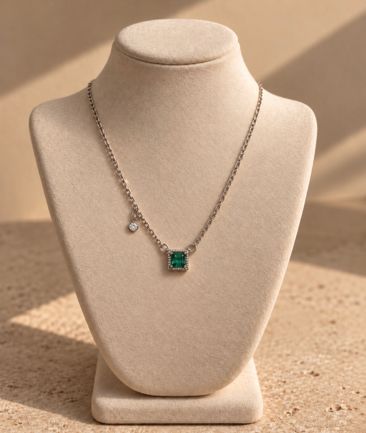 Collier Mérytamon en argent 925 et nano émeraude, présenté sur un buste.